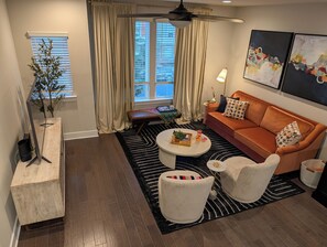 Living area - Queen City Castle - Spacious 3-bedroom townhome w Rooftop Terrace & City Views (Charlotte)