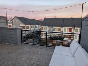 Property grounds - Queen City Castle - Spacious 3-bedroom townhome w Rooftop Terrace & City Views (Charlotte)