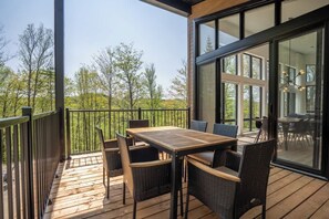 Outdoor dining - Chalet du Golf with Spa (Laurentides)