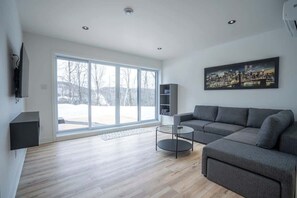 Een televisie en een open haard