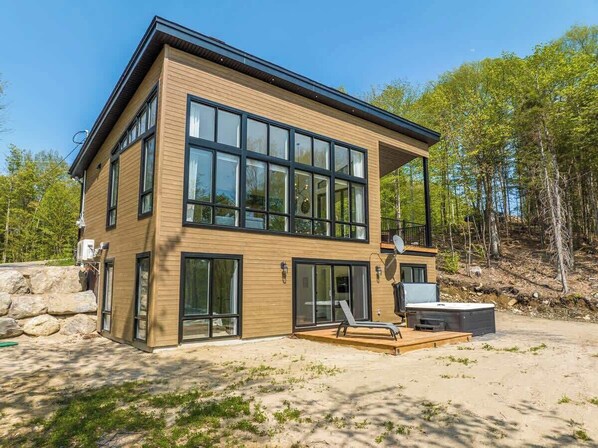 Terrace/patio - Chalet du Golf with Spa (Laurentides)