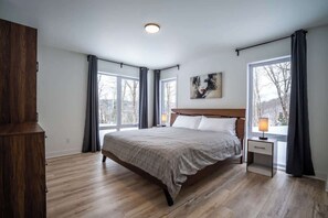 3 bedrooms, WiFi, bed sheets - Chalet du Golf with Spa (Laurentides)