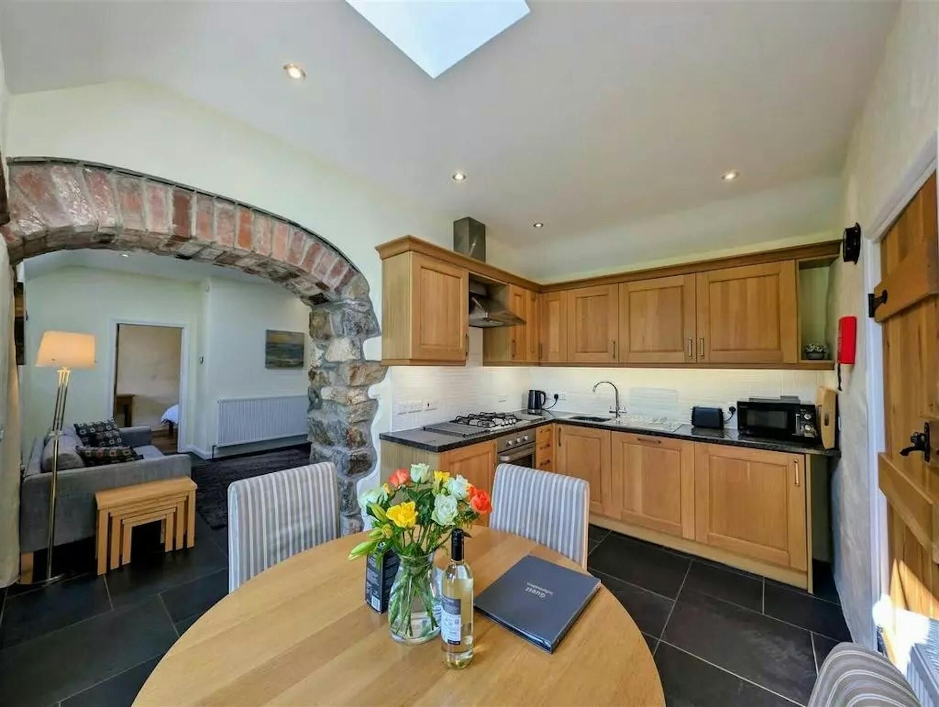 Køleskab, mikrobølgeovn, opvaskemaskine, brødrister