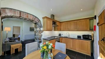 Refrigerador, microondas, lavavajillas y tostadora