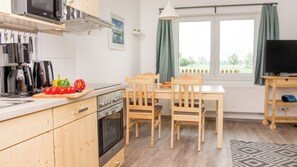 Fridge, microwave, oven, stovetop - Terraced house, 55 sqm, 2 bedrooms (Rerik)