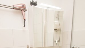 Ein modernes Badezimmer mit Toilette, Waschbecken und Dusche.