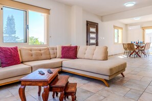 Smart TV - Villa Marilia by Villa Plus (Peyia)