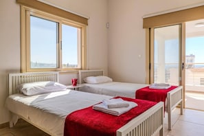 Tabla de planchar con plancha, wifi gratis y ropa de cama 