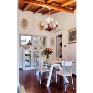 Dining - 80 m from the Beach•Sea at Your Feet -Free Parking- Casa Mariuccia Baja Sardinia (Baja Sardinia)