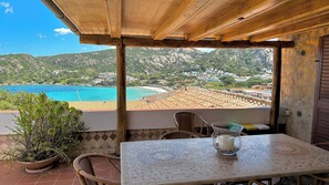 Outdoor dining - 80 m from the Beach•Sea at Your Feet -Free Parking- Casa Mariuccia Baja Sardinia (Baja Sardinia)