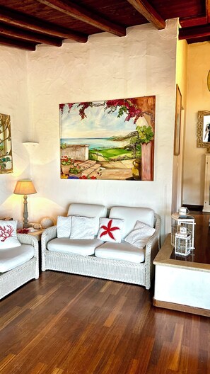 Smart TV - 80 m from the Beach•Sea at Your Feet -Free Parking- Casa Mariuccia Baja Sardinia (Baja Sardinia)