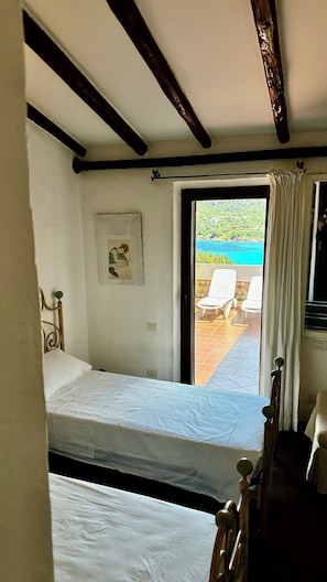 2 bedrooms, iron/ironing board, free WiFi, bed sheets - 80 m from the Beach•Sea at Your Feet -Free Parking- Casa Mariuccia Baja Sardinia (Baja Sardinia)
