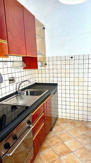 Cafetera i tetera, frigorífic, microones i forn 