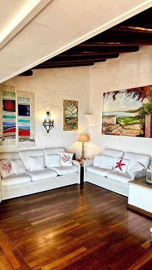 Smart TV - 80 m from the Beach•Sea at Your Feet -Free Parking- Casa Mariuccia Baja Sardinia (Baja Sardinia)