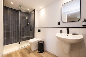 Shower, towels, shampoo, toilet paper - Argyl | Abbey Gate: Studio 5 (Edinburgh)