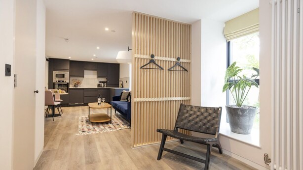 Un interior moderno con cocina, comedor y zona de estar.