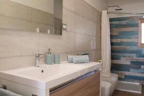Shower, hair dryer, bidet, towels - Marechiaro sea view villa with pool (Marina di Pescoluse)