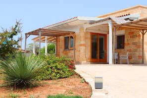 Exterior detail - Marechiaro sea view villa with pool (Marina di Pescoluse)