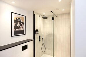 Shower, towels, shampoo, toilet paper - Argyl | Abbey Gate: Studio 4 (Edinburgh)