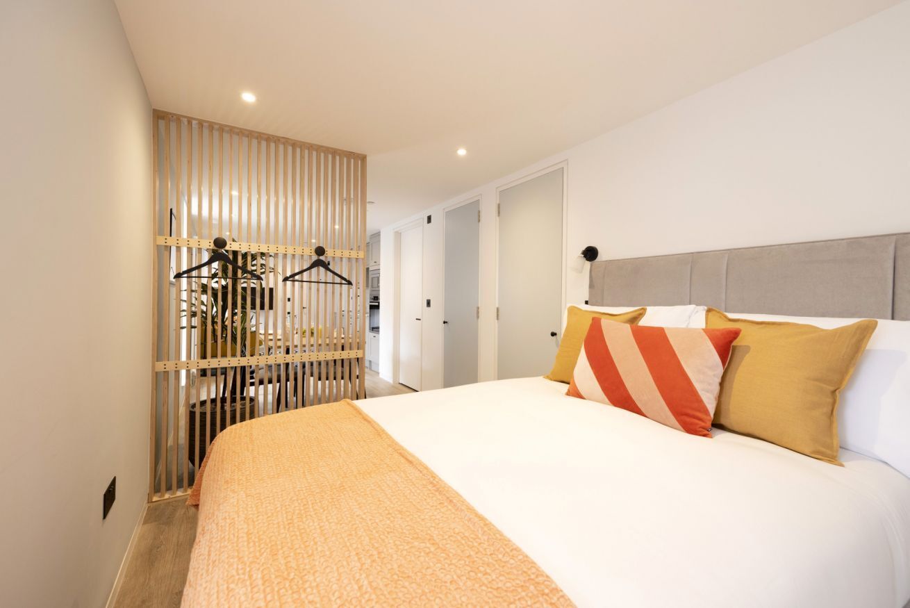 1 chambre, fer et planche à repasser