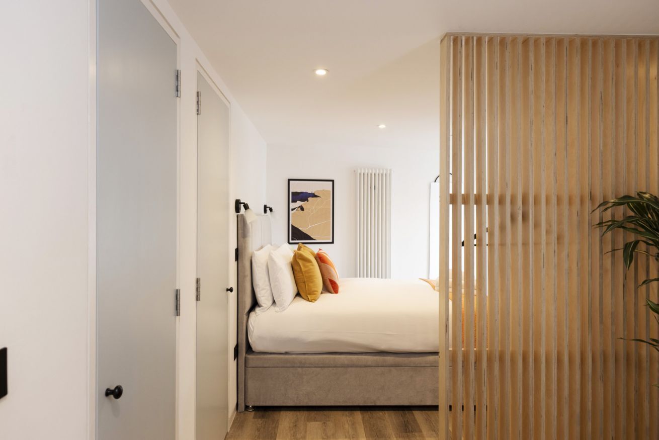 1 makuuhuone, silitysrauta/-lauta