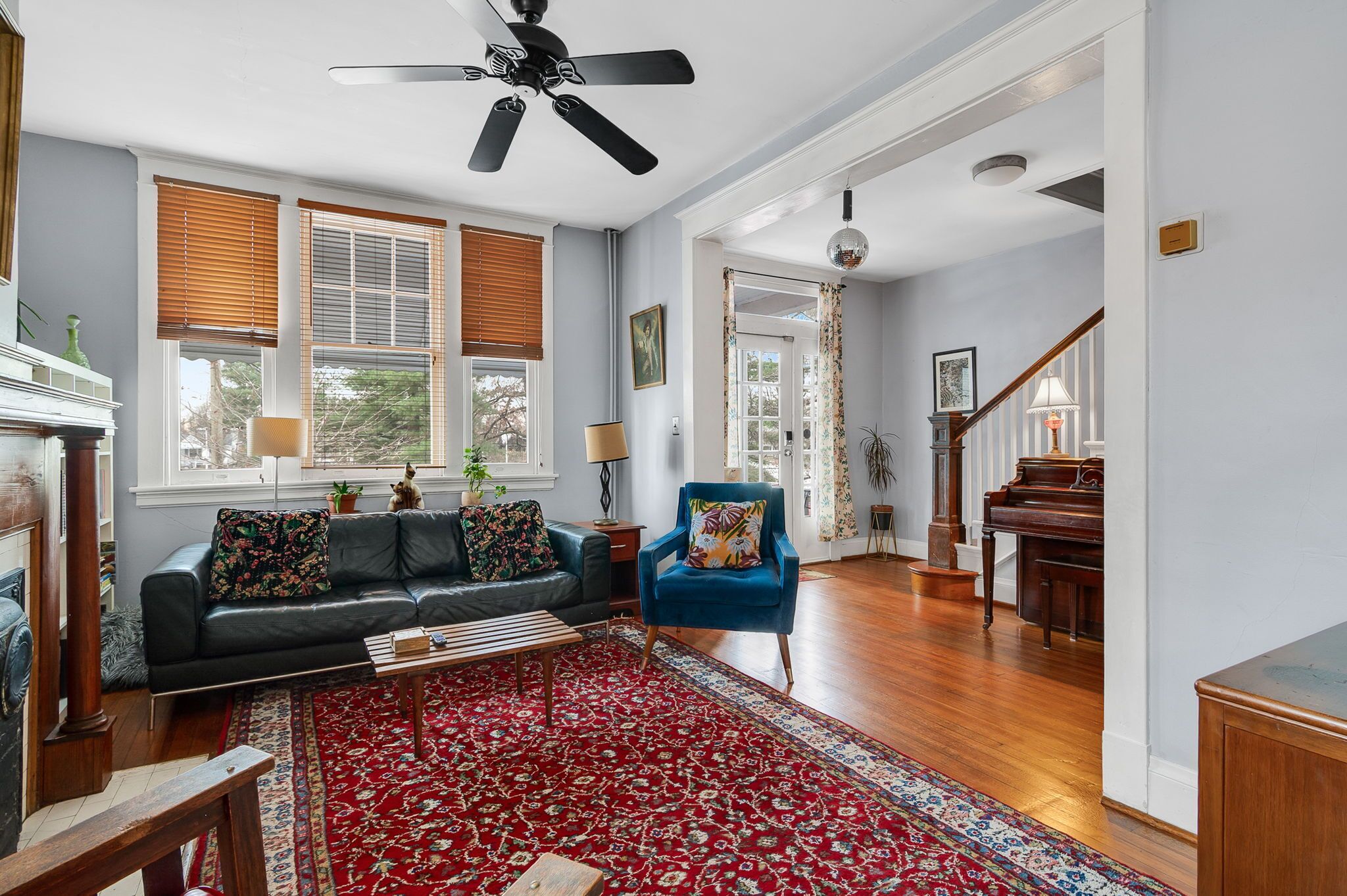 TV connectée, cheminée, livres