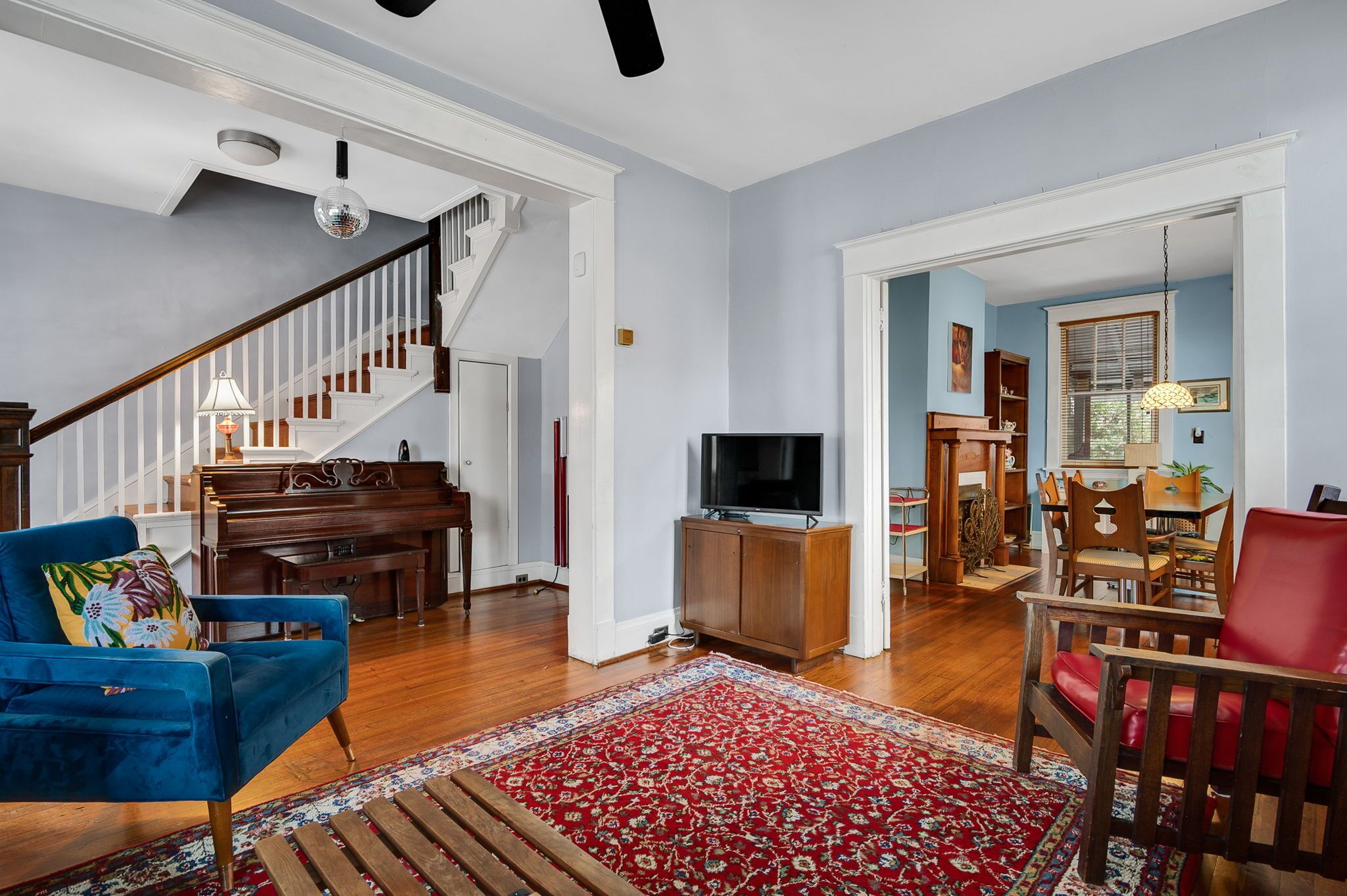 TV connectée, cheminée, livres