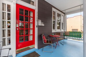 Outdoor dining - Charming Historic Home-Walk to Carytown-Fence-Pet Friendly-Hotel-grade Towels (Richmond)