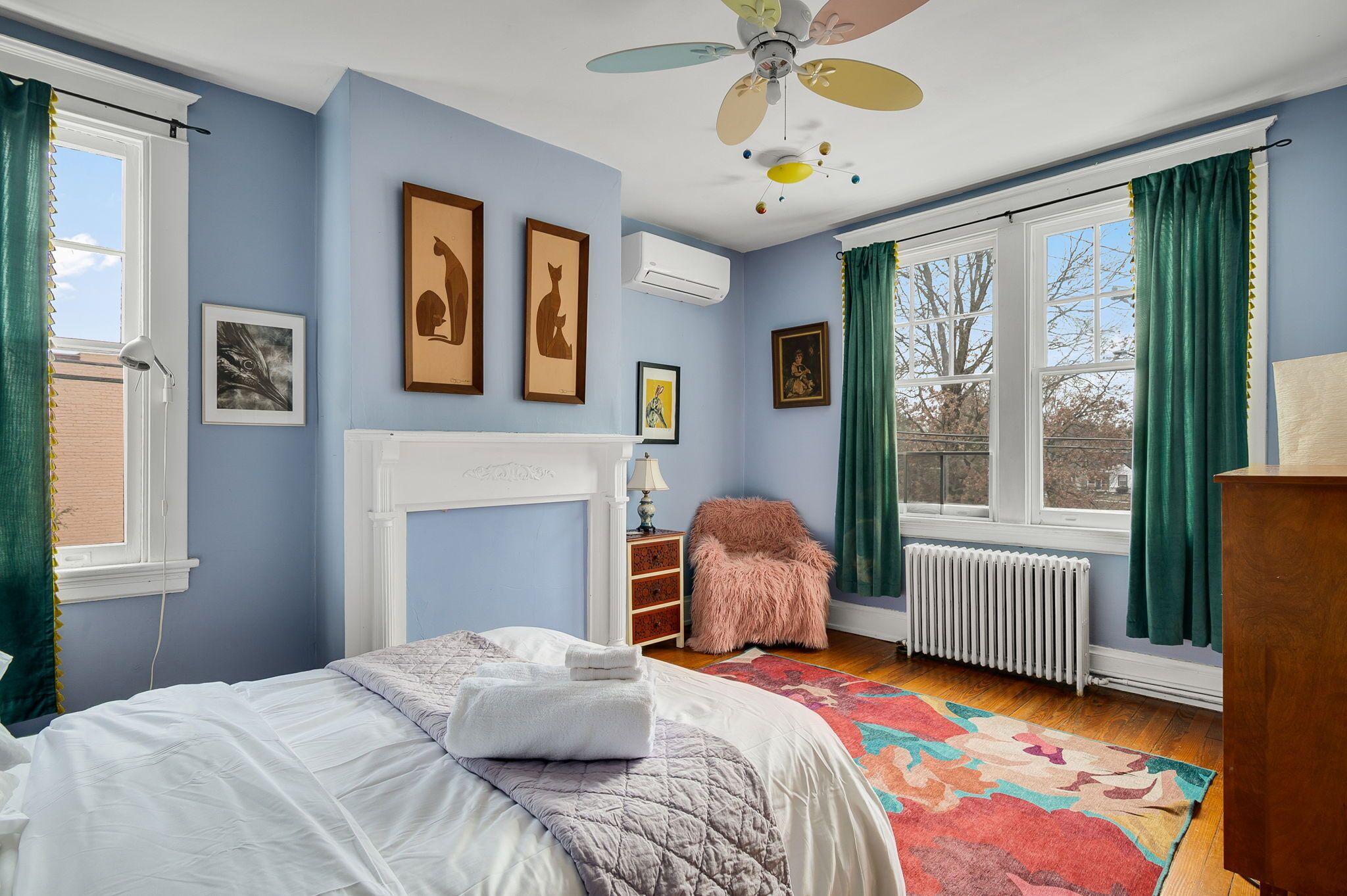 Escritorio, wifi gratis y ropa de cama 