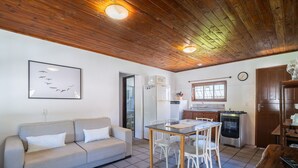 A compact living space with a kitchenette, a dining area, and a sofa. - House w/ 2 Bedrooms 650 m From the Beach Adu0440 (Florianópolis)