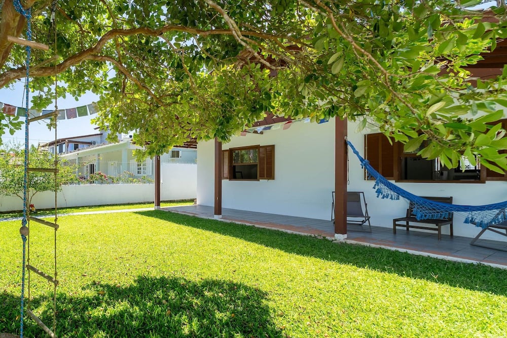 House w/ 2 Bedrooms 650 m From the Beach Adu0440