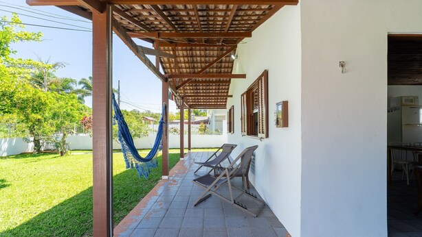 A covered outdoor area with a hammock, two lounge chairs, and a tiled patio. - House w/ 2 Bedrooms 650 m From the Beach Adu0440 (Florianópolis)