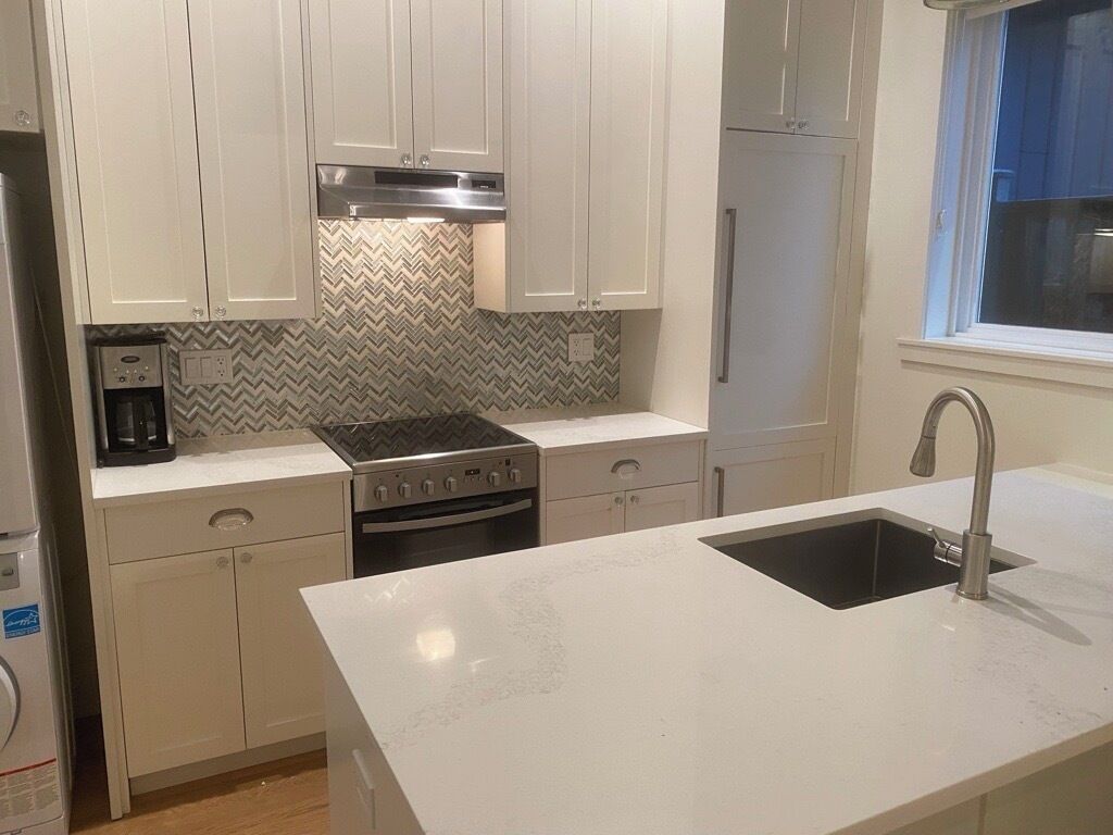 Microondas, horno, placa de cocina y lavavajillas