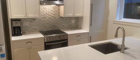 Microondas, horno, parrilla de estufa y lavavajillas