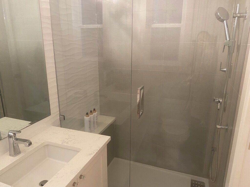 Secador de pelo, toallas, jabón y papel higiénico