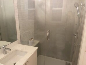 Secador de pelo, toallas, jabón y papel higiénico