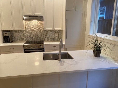Microwave, oven, stovetop, dishwasher. Modern Parkside Retreat – 1BR Suite Near Beach, Coffee & Ferries
