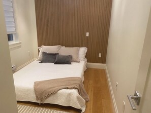 Tabla de planchar con plancha, wifi, ropa de cama