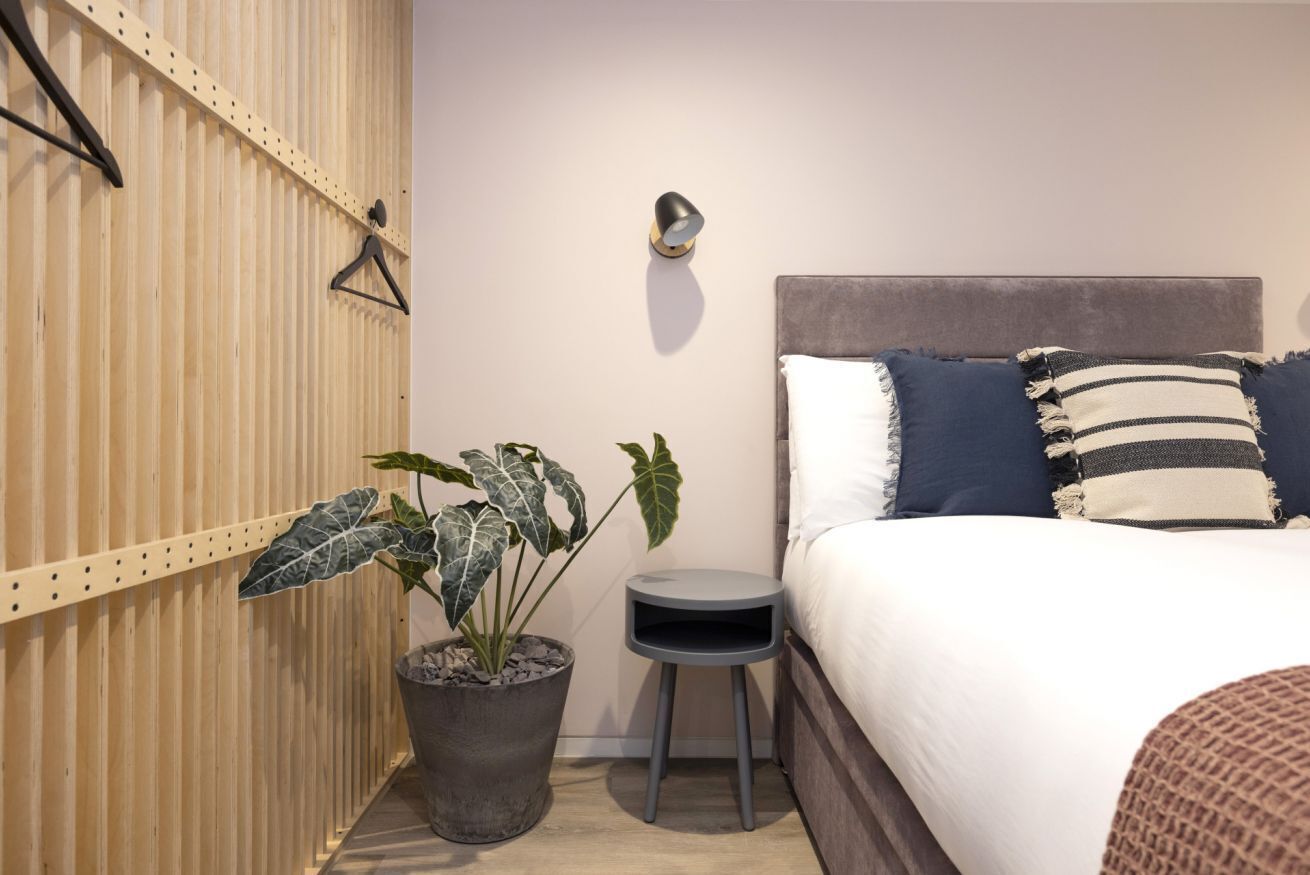 1 chambre, fer et planche à repasser