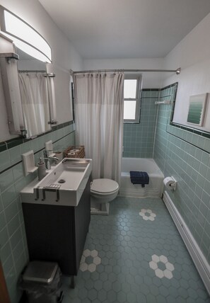 Hair dryer, towels, soap, toilet paper - Cozy & private 1-bedroom place near Cincinnati/CVG airport w/parking (Edgewood)