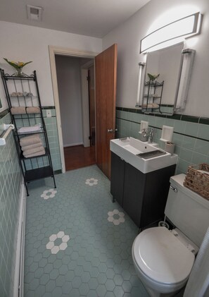 Bathroom - Cozy & private 1-bedroom place near Cincinnati/CVG airport w/parking (Edgewood)