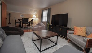 Living area - Cozy & private 1-bedroom place near Cincinnati/CVG airport w/parking (Edgewood)