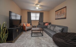 Living area - Cozy & private 1-bedroom place near Cincinnati/CVG airport w/parking (Edgewood)