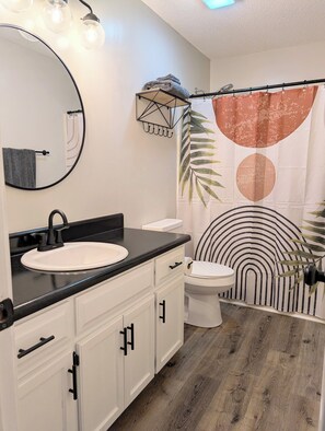 Banheira de hidromassagem, secador de cabelo, toalhas de banho, sabonete