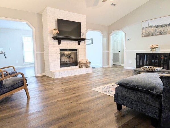 Televisión y chimenea 