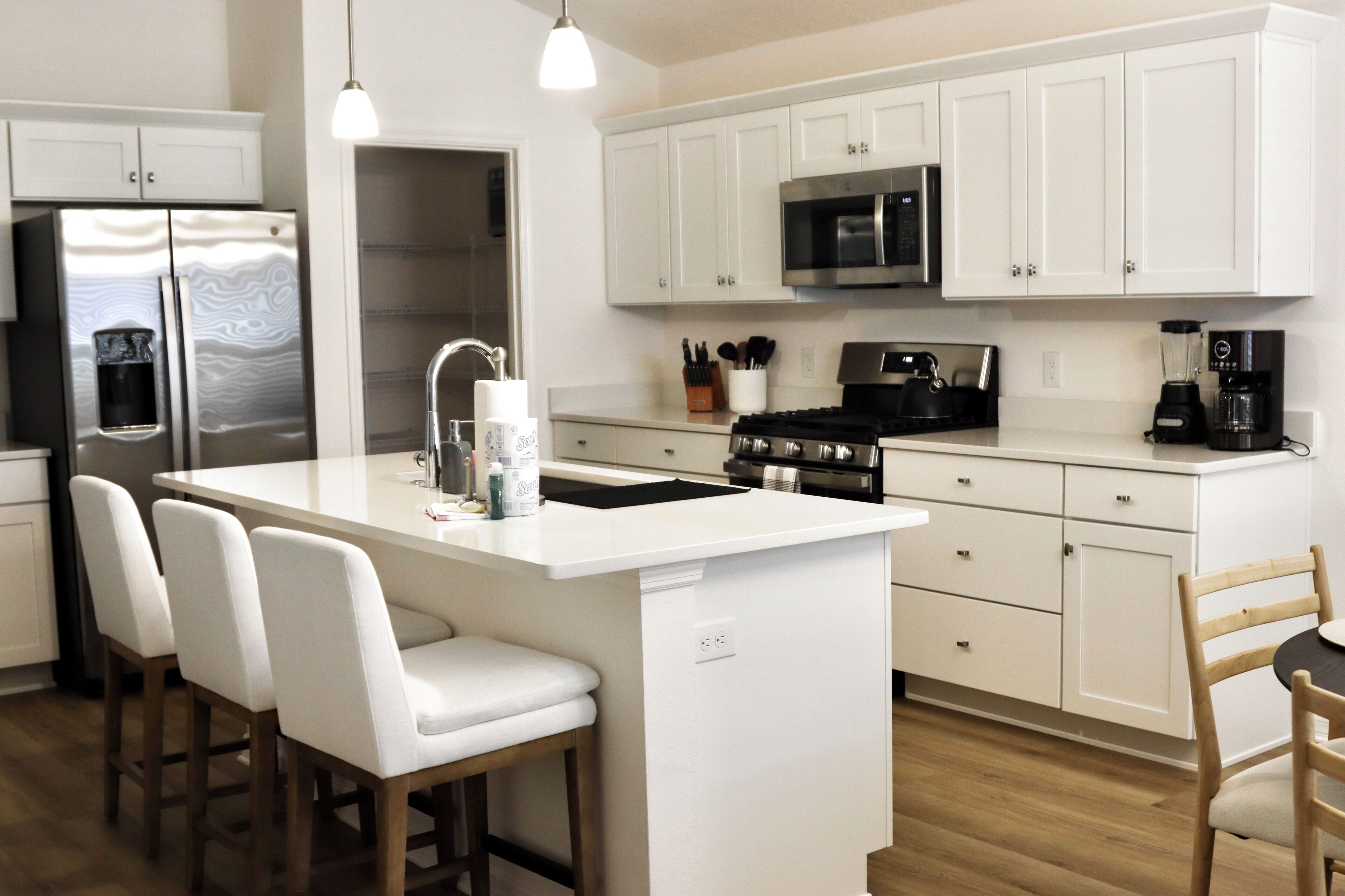 Kjøleskap, mikrobølgeovn, ovn og kokeplater