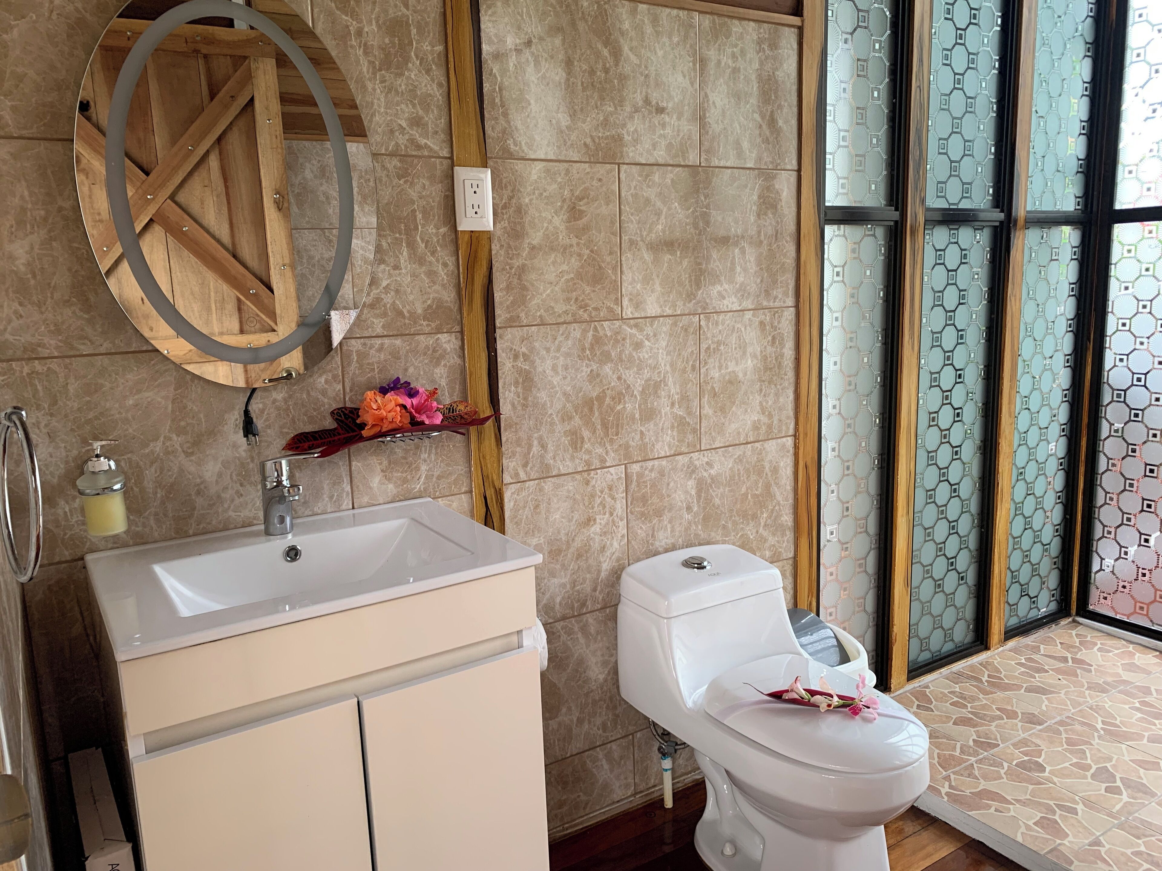 Haartrockner, Handtücher, Seife, Shampoo