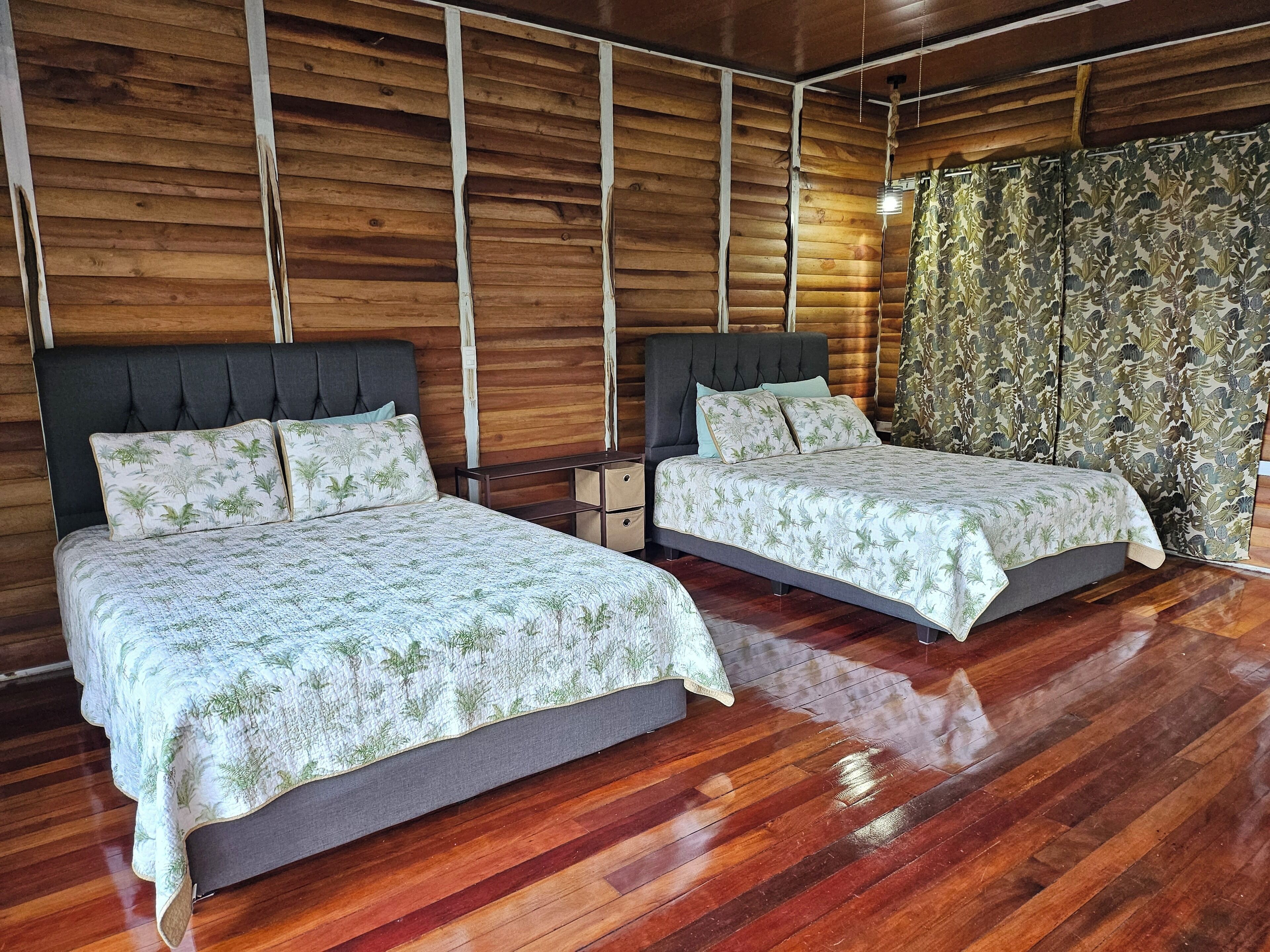 Tabla de planchar con plancha, wifi gratis y ropa de cama 