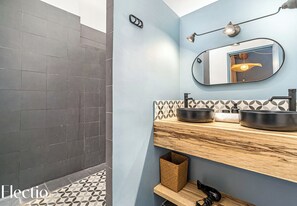 Shower, hair dryer, towels - Maison de Caractère | In the heart of Lourmarin (Lourmarin)