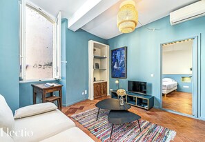 TV, books - Maison de Caractère | In the heart of Lourmarin (Lourmarin)